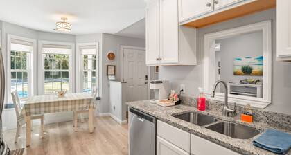 Modern home near historic downtown and Port Royal town beach. Pet friendly!