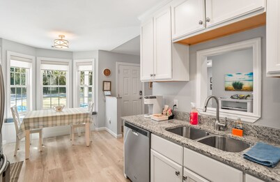 Modern home near historic downtown and Port Royal town beach. Pet friendly!