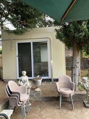 Exterior detail - Toorak pristine central area pool, minutes to transport, shops, services. (Melbourne)