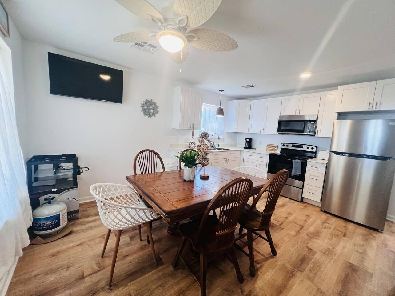 Réfrigérateur, micro-ondes, plaque de cuisson, cafetière/bouilloire