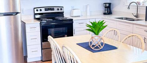 雪櫃、微波爐、焗爐、爐具