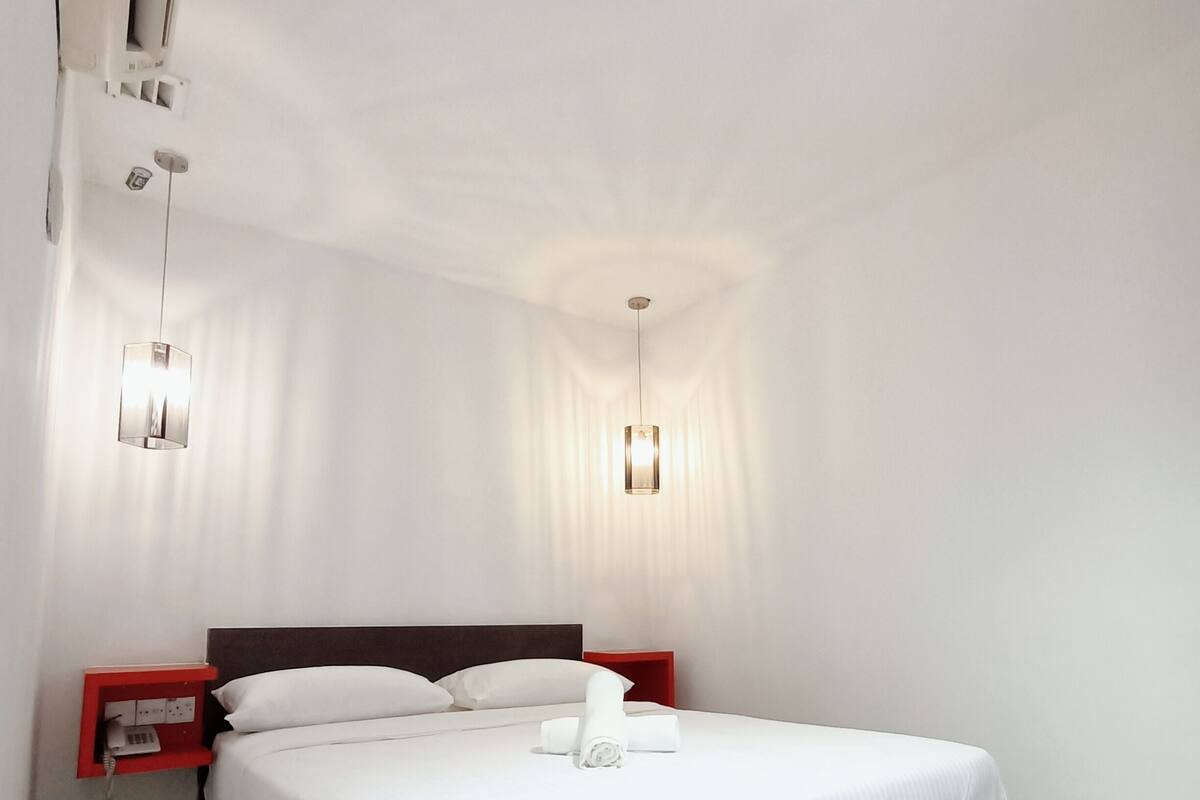Habitación ejecutiva doble | Escritorio y espacio para trabajar con un portátil