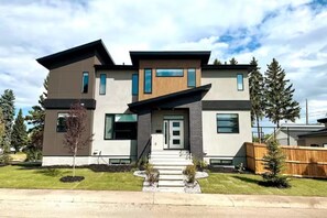Exterior - ★New★Bright Modern Home★King Bed★Fireplace✔Clean! (Edmonton)