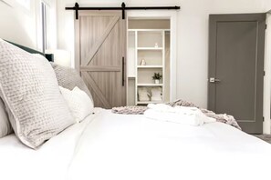 3 bedrooms, desk, iron/ironing board, travel cot - ★New★Bright Modern Home★King Bed★Fireplace✔Clean! (Edmonton)