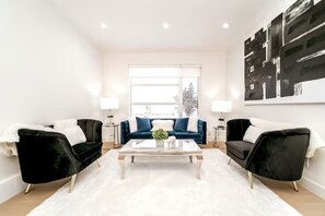 Smart TV, fireplace - ★New★Bright Modern Home★King Bed★Fireplace✔Clean! (Edmonton)