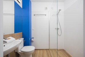 Shower, hair dryer, towels - Riverside Comfort Studio (Warszawa)