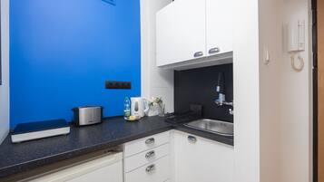 Lemari es, mesin pembuat kopi/teh, dan pemanggang roti