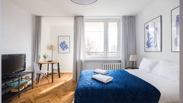 Setrika/meja setrika, Wi-Fi, dan seprai linen