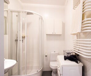 Douche, sèche-cheveux, serviettes fournies, savon