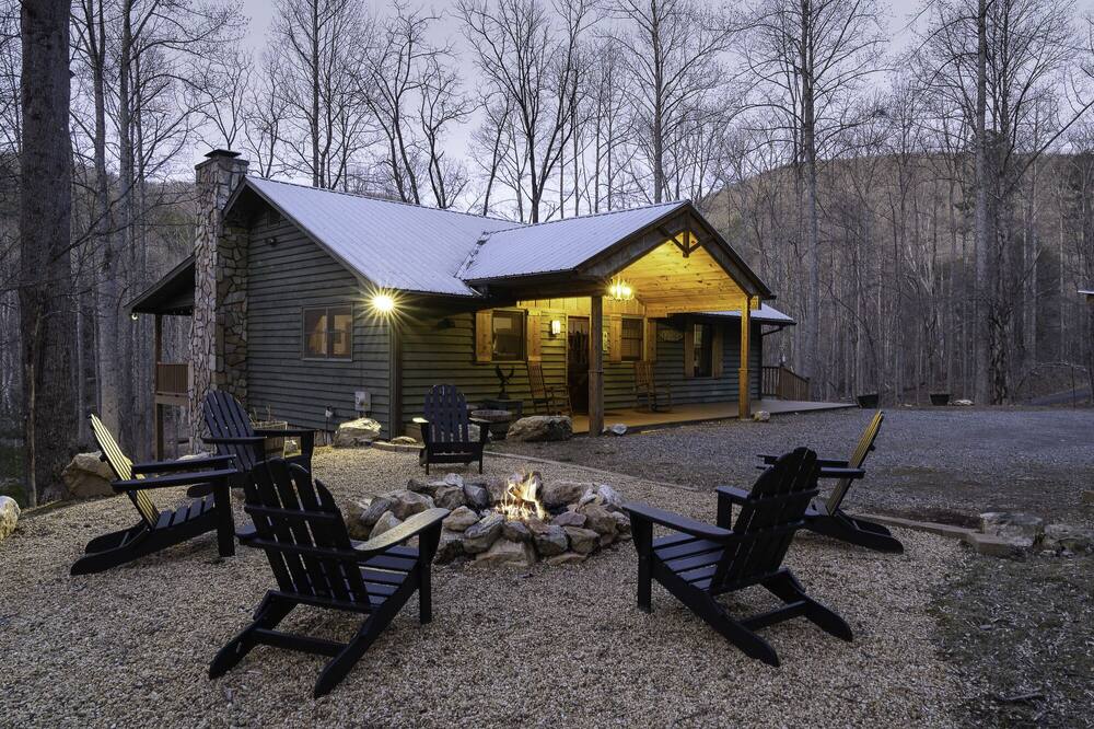 Hiker's Paradise! Secluded, 5 acre property. Hot tub, fire pit, game room!