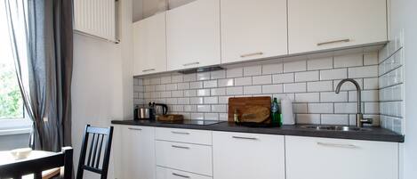 Réfrigérateur, cafetiÚre-théiÚre, grille-pain