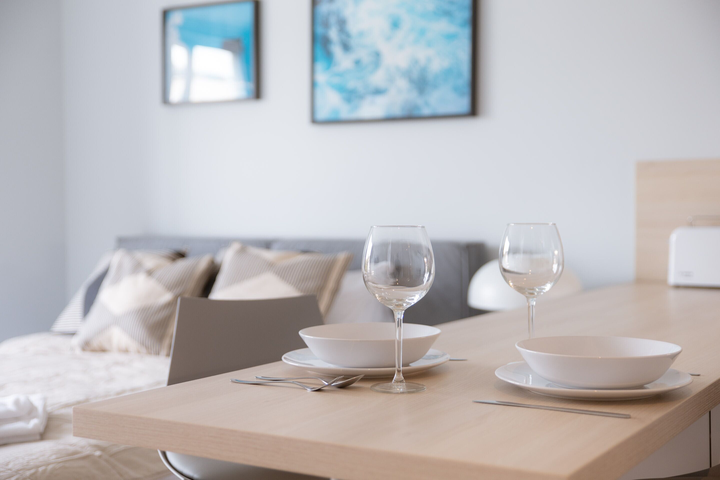 Tabla de planchar con plancha, wifi, ropa de cama