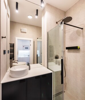 Shower, hair dryer, towels - 11th Floor Voguish Studio (Warszawa)