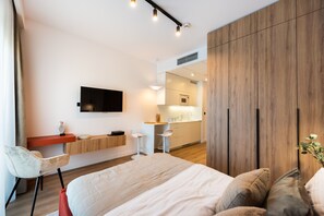 Iron/ironing board, WiFi, bed sheets