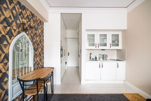 Køleskab, mikrobølgeovn, ovn, brødrister