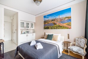 1 dormitorio, tabla de planchar con plancha, wifi y ropa de cama
