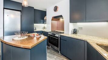 Een koelkast, een microgolfoven, een oven, een kookplaat