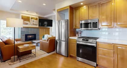 Charming dog-friendly retreat near skiing/golf with views & fireplace