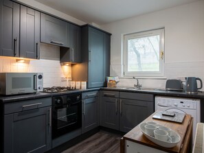 Geladeira, micro-ondas, fogão, torradeira