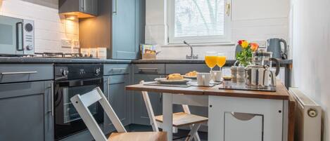 Kjøleskap, mikrobølgeovn, ovn og brødrister