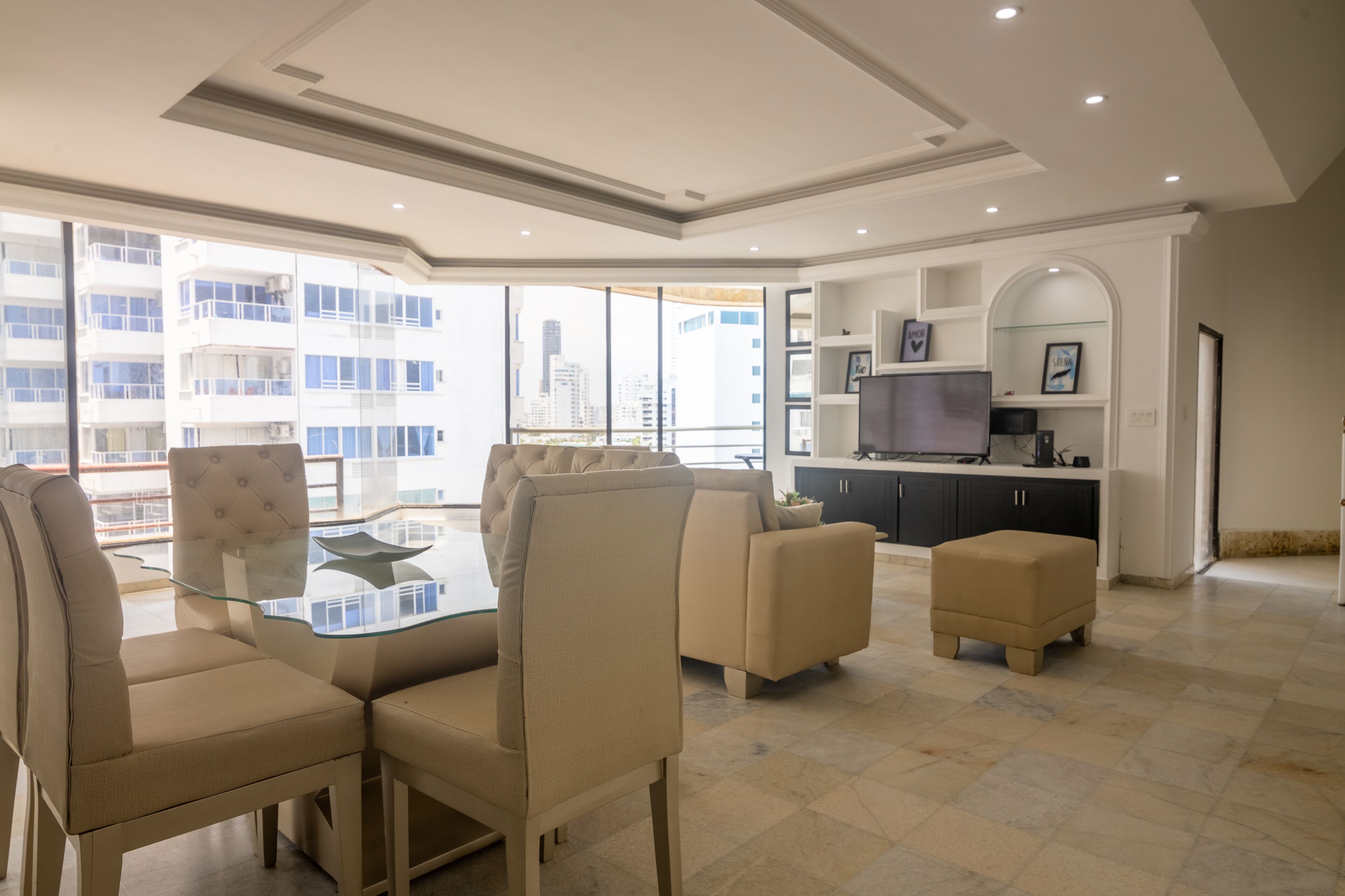 Apartamento conforto, piscina particular, vista para a praia | Área de estar