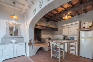 Réfrigérateur, four à micro-ondes, un four, surface de cuisson