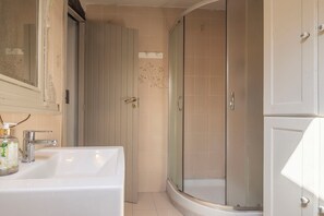 Dusche, Haartrockner, Bidet