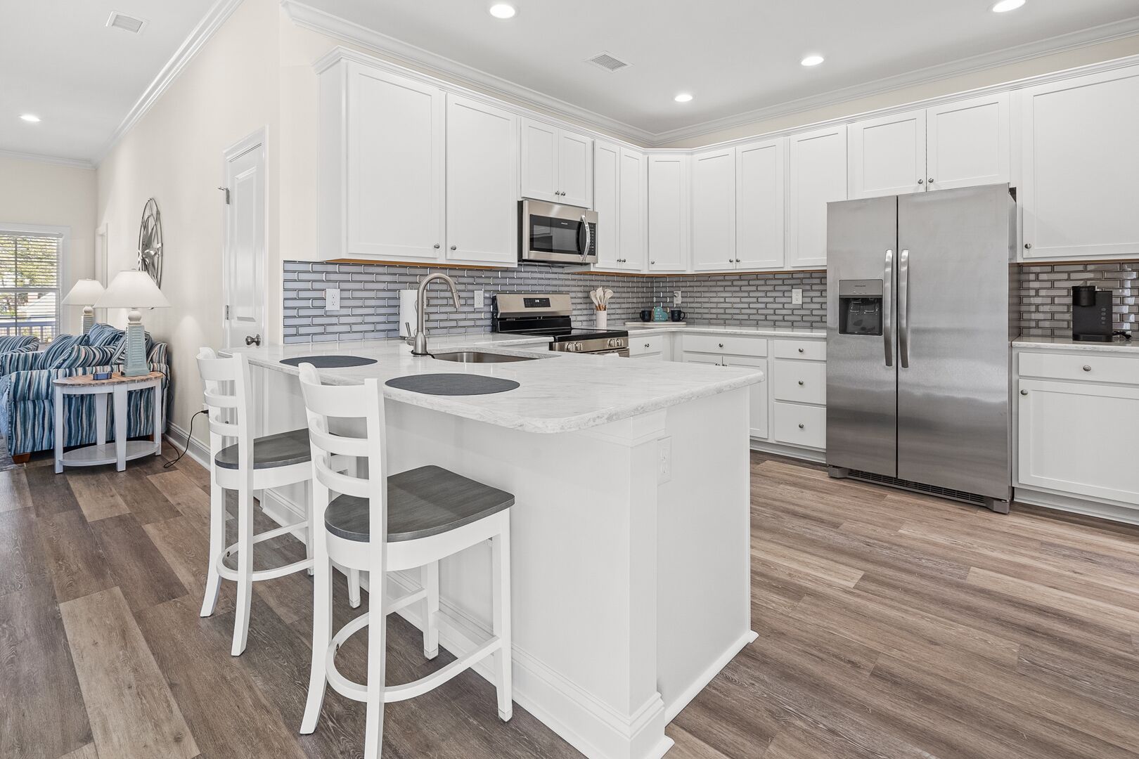 Kühlschrank, Mikrowelle, Herdplatte, Geschirrspüler