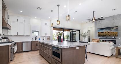 Large entertainment 4-bedroom home in Surprise - Pickleball Court, Pool, Bocce