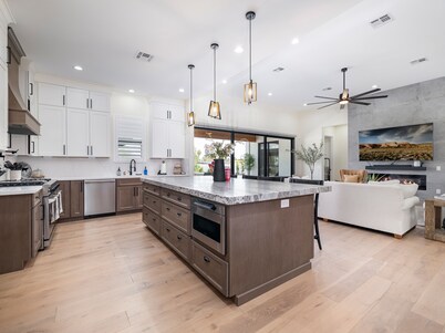 Large entertainment 4-bedroom home in Surprise - Pickleball Court, Pool, Bocce