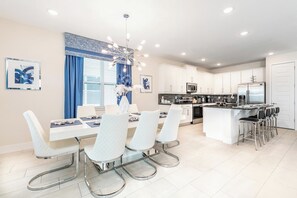 Dining - Super close to Disney! Good sun! Very Clean 8 bed, private pool & waterpark. (Kissimmee)