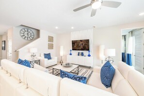 Smart TV, video games, table football - Super close to Disney! Good sun! Very Clean 8 bed, private pool & waterpark. (Kissimmee)