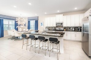 Fridge, microwave, oven, stovetop - Super close to Disney! Good sun! Very Clean 8 bed, private pool & waterpark. (Kissimmee)