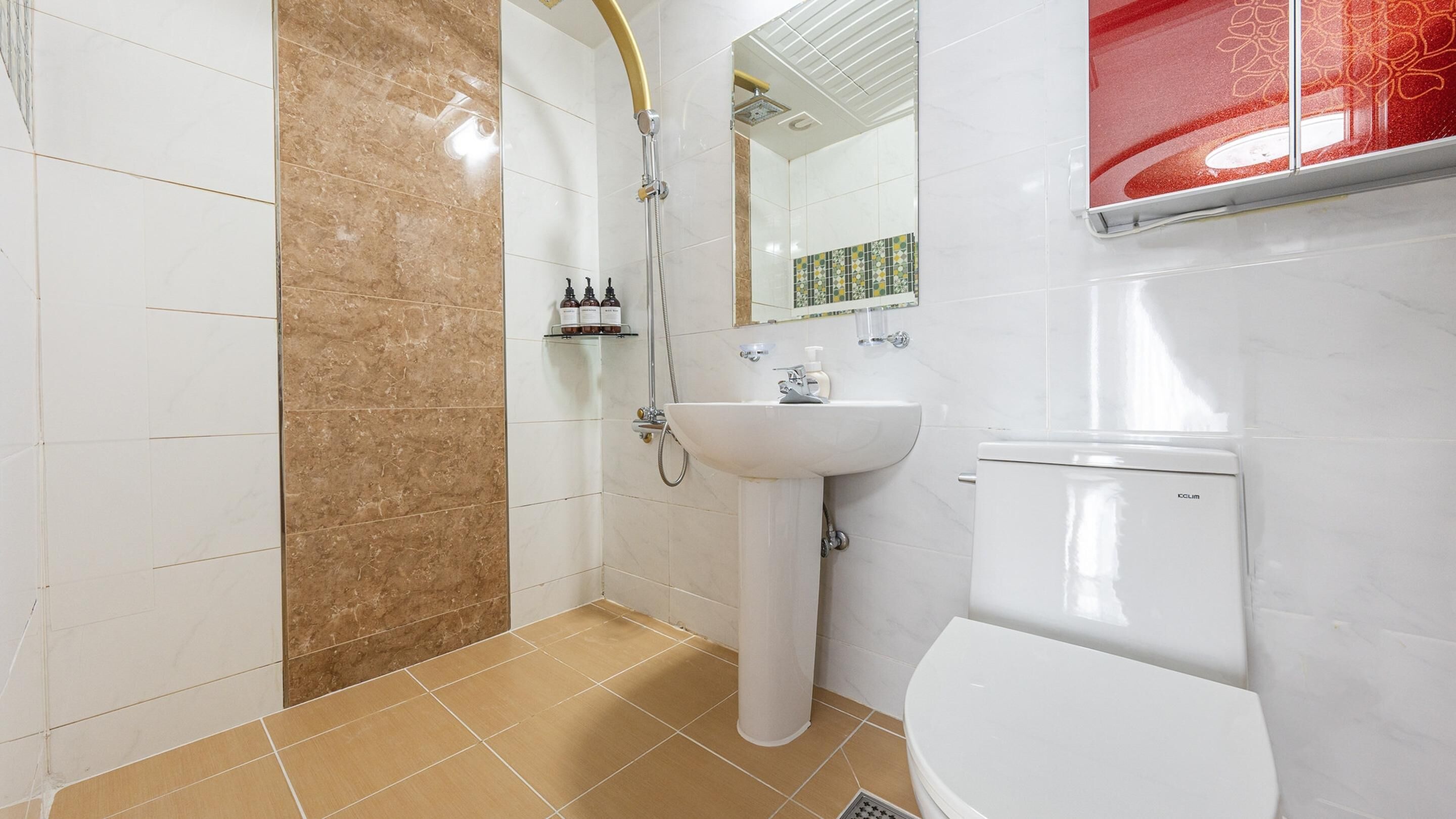 Baño con ducha, inodoro y lavamanos.