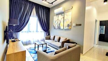 Standard-Apartment | Wohnbereich | 24-Zoll-Smart-TV mit Digitalempfang