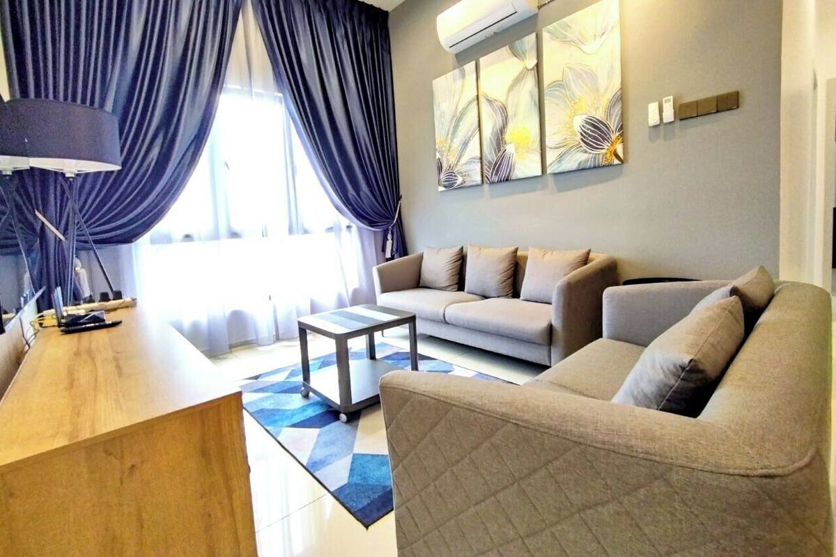 Een moderne woonkamer met een zithoek, een salontafel en een bijzettafeltje van hout.
