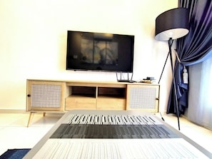 Lägenhet Standard - 2 sovrum - icke-rökare - utsikt mot staden | Vardagsrum | 24-tums smart-tv med digitalkanaler
