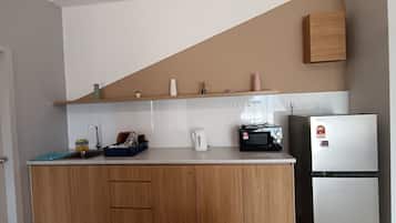 Réfrigérateur, micro-ondes, bouilloire électrique, tables à manger
