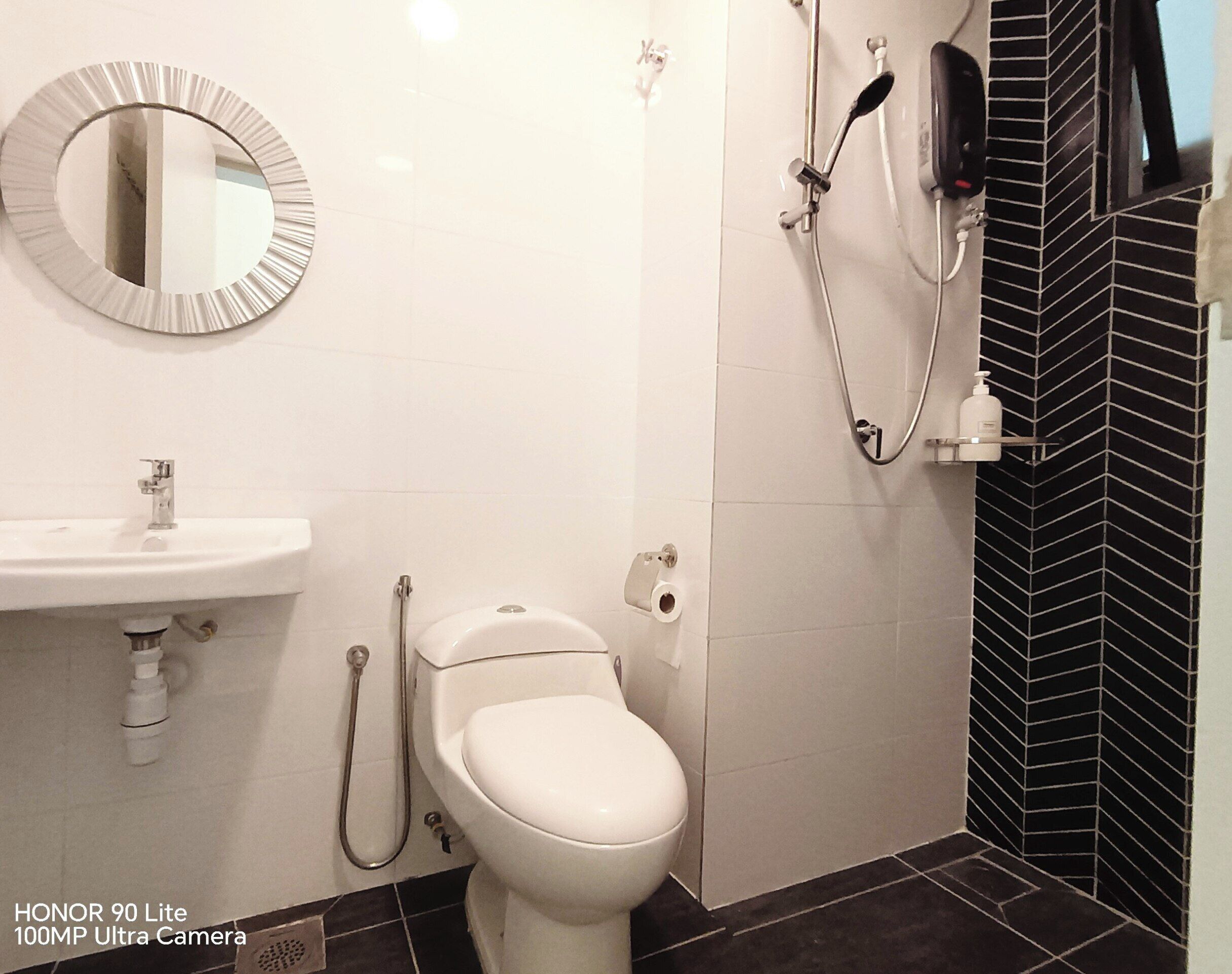 Comfort Apartment | Bathroom | Shower, rainfall showerhead, bidet, towels