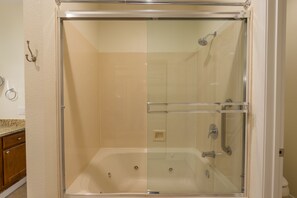 Douche, baignoire à jets, serviettes fournies
