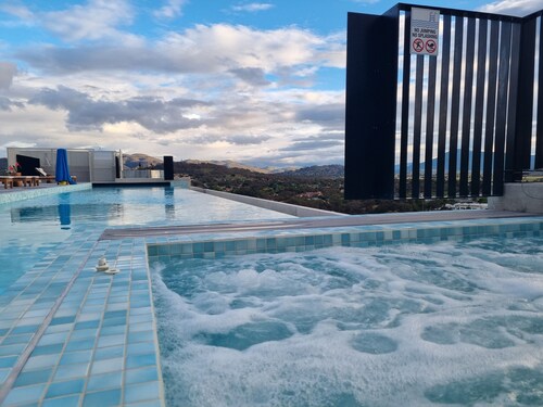 Designer Gem! Comfort with Style.  Boosts  rooftop pool, spa, sauna & park.