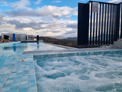 Designer Gem! Comfort with Style.  Boosts  rooftop pool, spa, sauna & park.