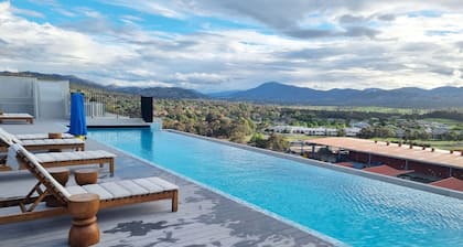 Designer Gem! Comfort with Style. Boosts rooftop pool, spa, sauna & park.