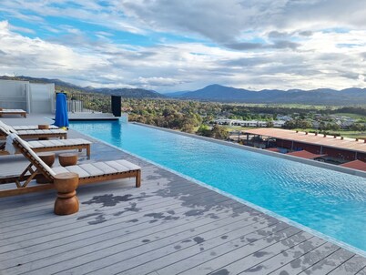 Designer Gem! Comfort with Style.  Boosts  rooftop pool, spa, sauna & park.