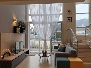 Duplex | Living room | 32-inch LCD TV with satellite channels - Windmill Upon Hills Genting Highland (Genting Highlands)