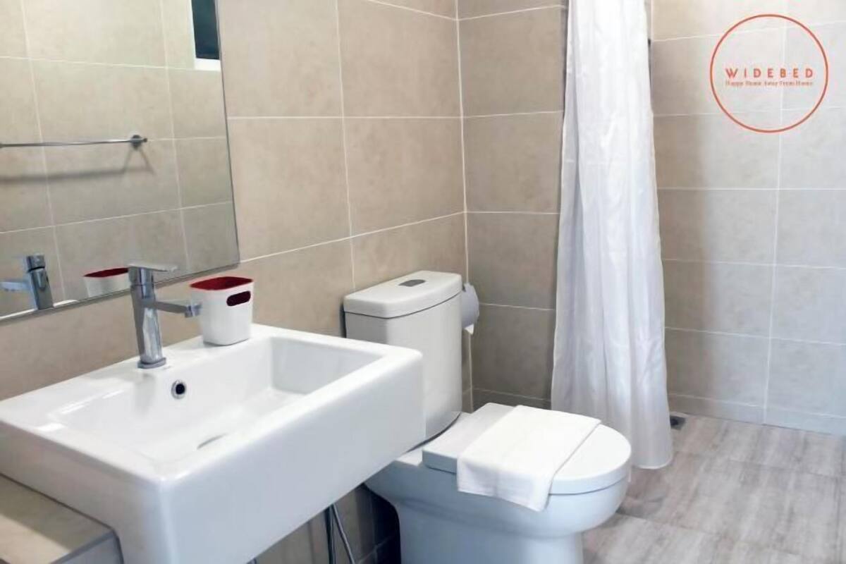 Phòng tắm | Buồng tắm vòi sen, máy sấy tóc, chậu vệ sinh/vòi rửa, khăn tắm 
