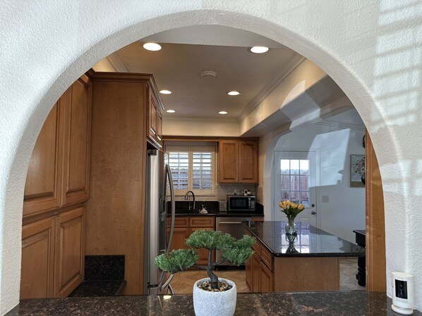 Private kitchen - Midterm Rental: Peaceful House with Big Yard, AC, Wifi, Laundry, Tesla Charger.. (Pico Rivera)