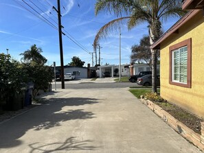 Property grounds - Midterm Rental: Peaceful House with Big Yard, AC, Wifi, Laundry, Tesla Charger.. (Pico Rivera)