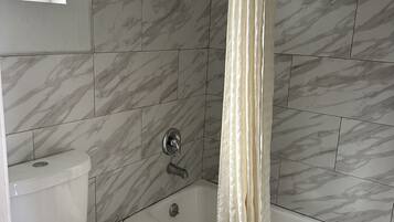 Deluxe Room | Bathroom