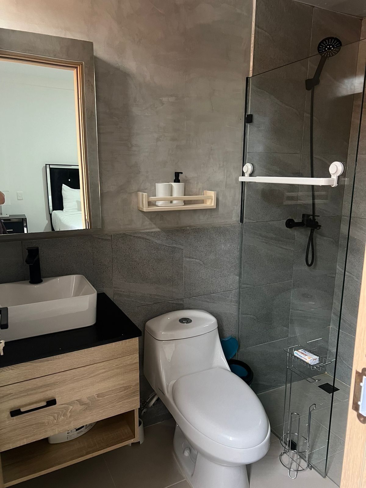 Douche, serviettes fournies, savon, papier toilette